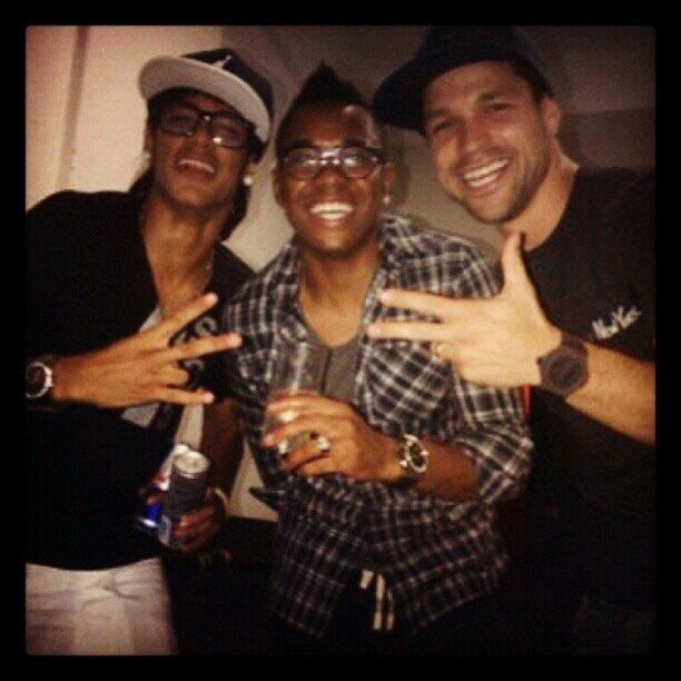 Neymar entrou, definitivamente, para o grupo dos melhores amigos de Robinho no meio esportivo. Dez anos após o título brasileiro que os revelou para o futebol, os inseparáveis Robinho e Diego foram flagrados em uma festa com o atual atacante do Barça
