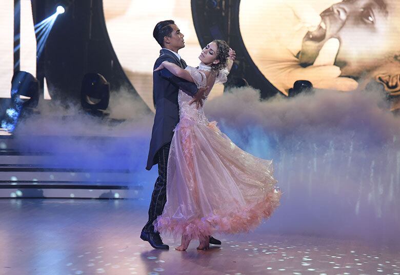 Na Valsa apresentada por Mika e Bárbara Guerra, o figurino clássico destacou a leveza da coreografia executada