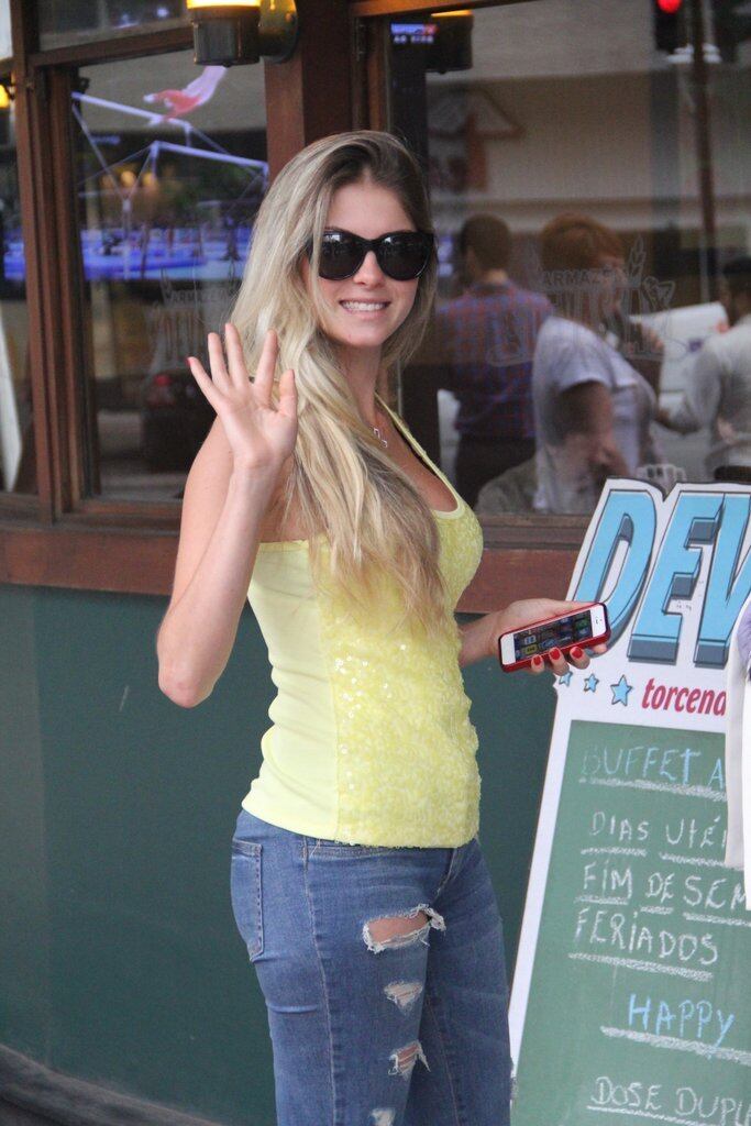 Simpática, Bárbara Evans escolheu um restaurante no Leblon para almoçar, na tarde desta sexta (04).Sorridente, a modelo deu tchauzinho para o fotógrafo que a acompanhou durante o passeio