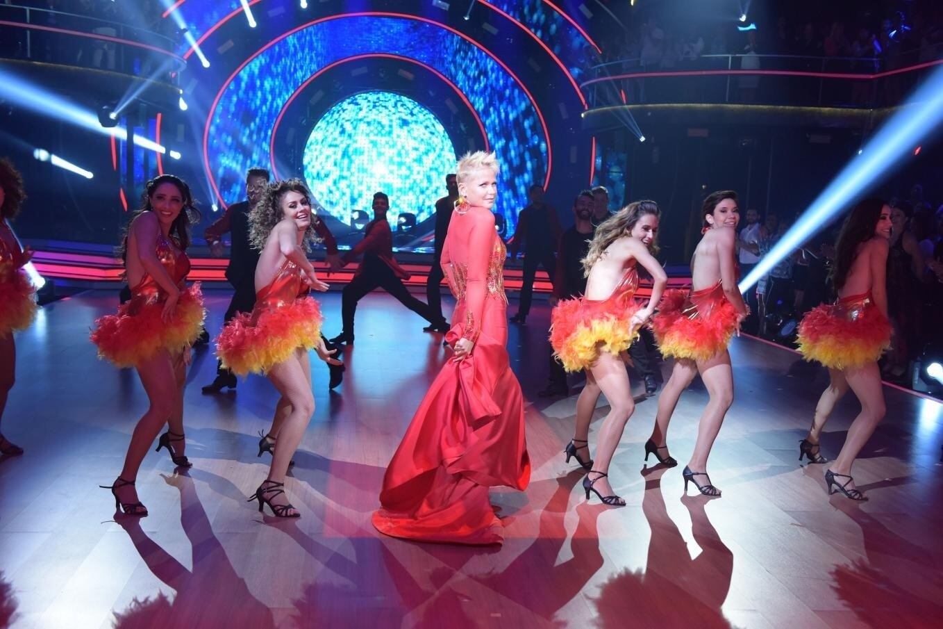 Logo na estreia do programa, Xuxa deu um show com uma apresentação de tirar o fôlego ao som de I Wanna Dance With Somebody, de Whitney Houston