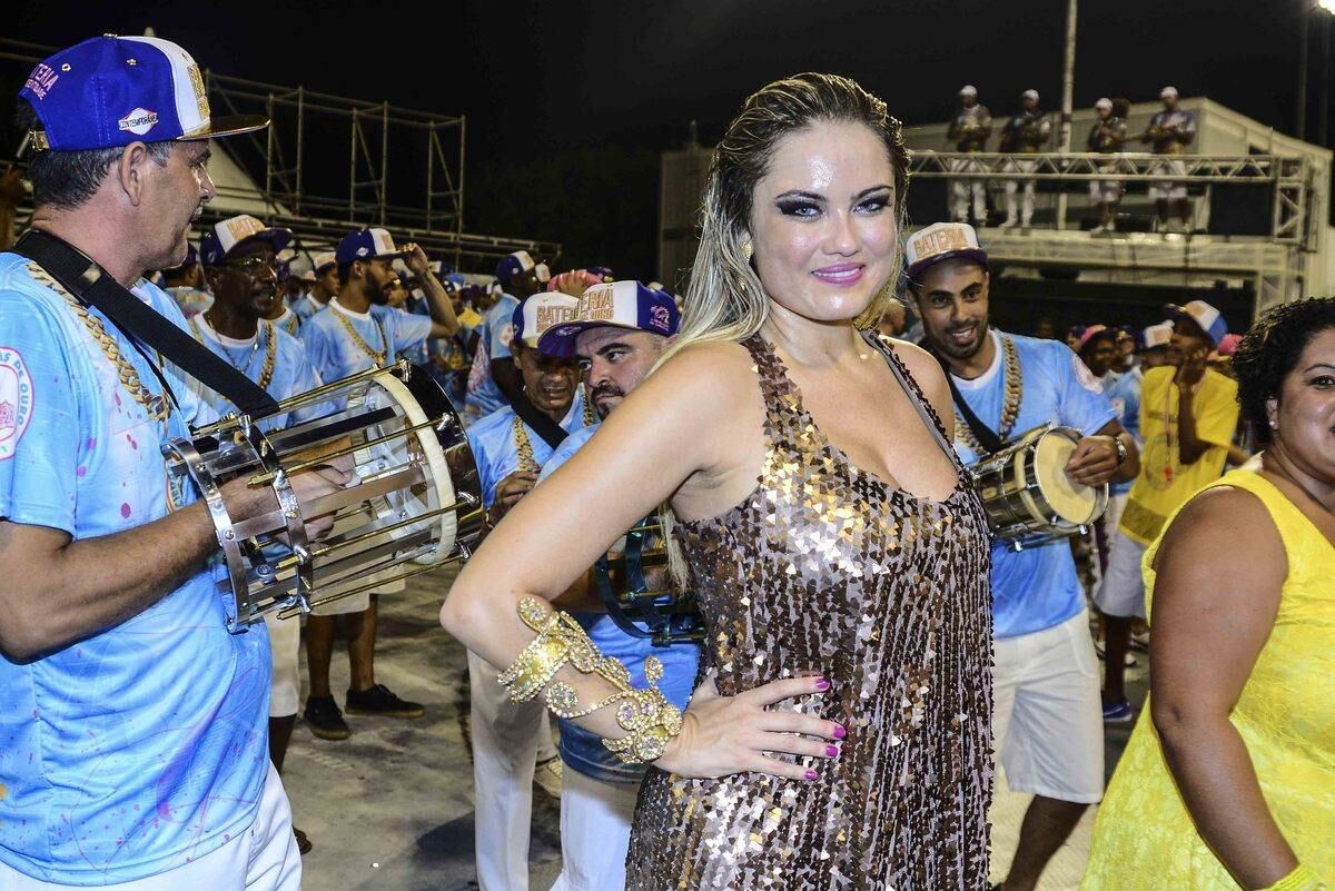 Ellen Roche desfila no ensaio técnico da Rosas de Ouro, em São Paulo