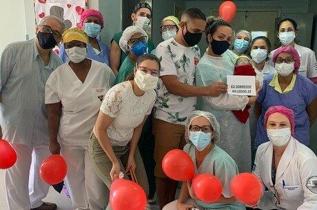 Bebê teve alta
sob aplausos da equipe médica