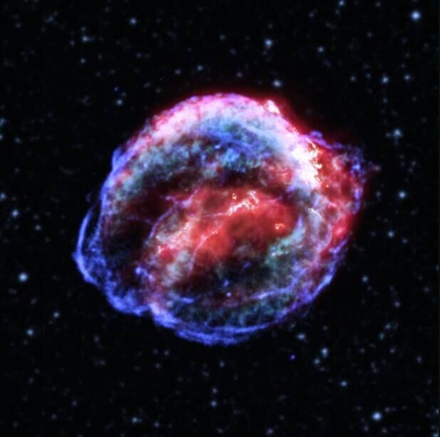Esta imagem mostra o que sobrou após a explosão de uma estrela anã branca, chamada pelos astrônomos de Supernova Kepler. Na foto, é possível ver a poderosa onda de explosão que atravessou o espaço após o evento (em azul) e dados infravermelhos do Telescópio Espacial Spitzer (em vermelho), que mostra os detritos da estrela