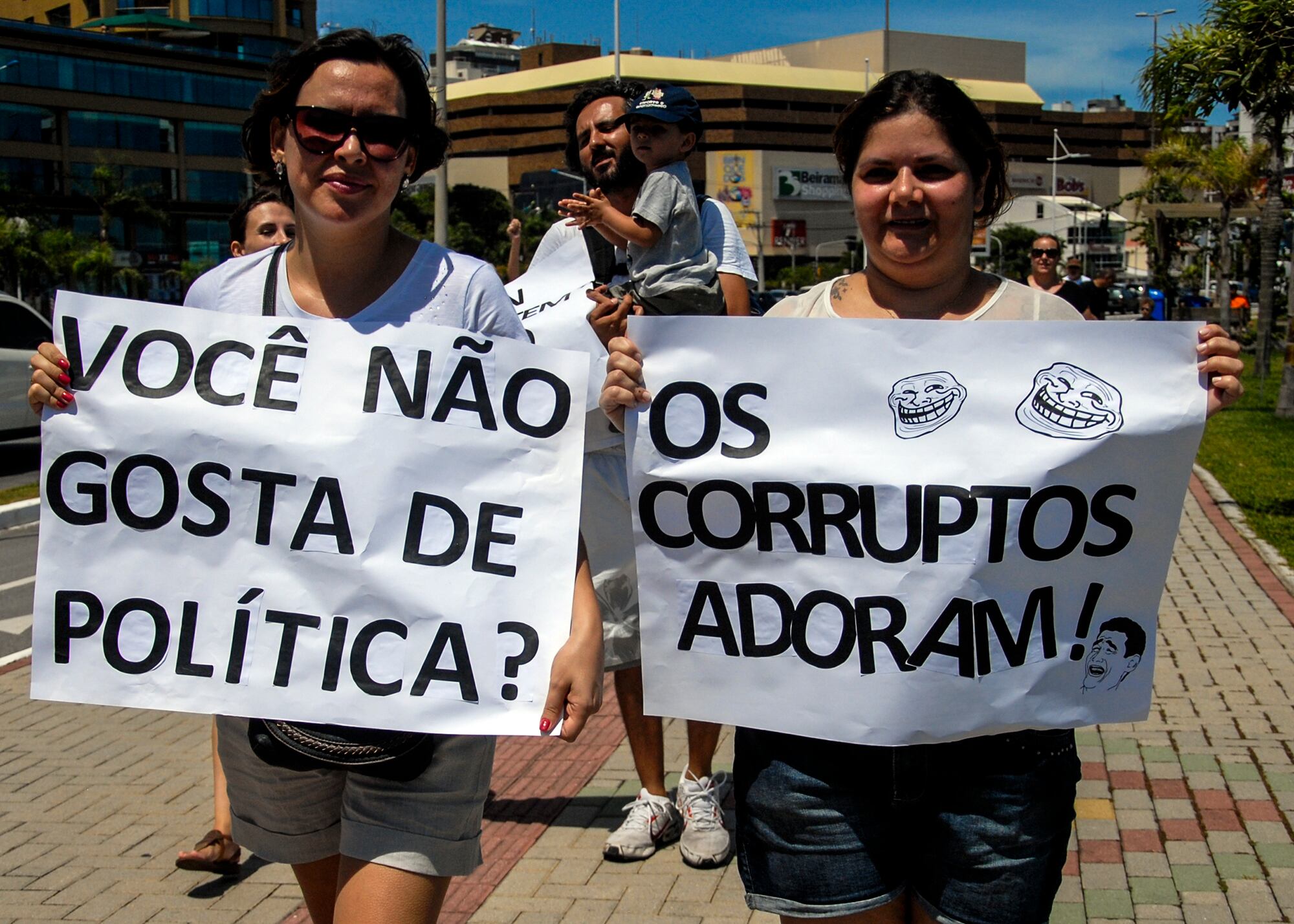 Assim como nas outras cidades, moradores de Florianópolis levaram seus cartazes