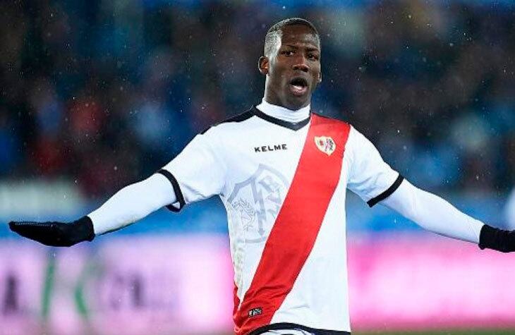 ESQUENTOU - O Boca Juniors se aproxima de sacramentar a chegada de Luis Advíncula, lateral-direito do Rayo Vallecano. O peruano foi liberado pelo clube espanhol e não vai realizar a pré-temporada com seus colegas, o que deixa o futuro ligado a La Bombonera. Agora, resta saber quais serão os próximos capítulos e quando Advíncula desembarca em solo argentino para defender o Boca.