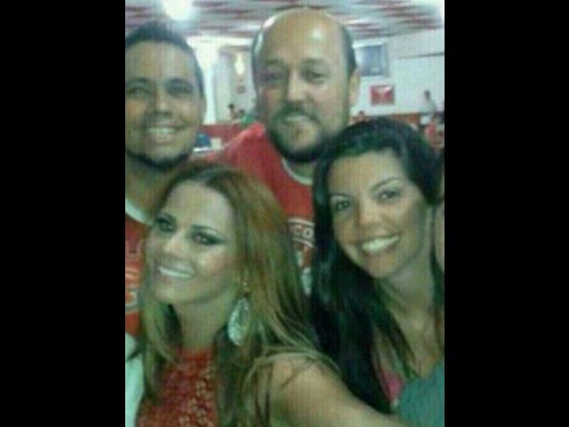 Horas antes, Viviane postou foto com um homem careca. No vídeo, o garanhão também não tem fios na cabeça. Além disso, Um amigo dela postou um clique em um restaurante próximo ao local às 4h59, 18 minutos antes do vídeo