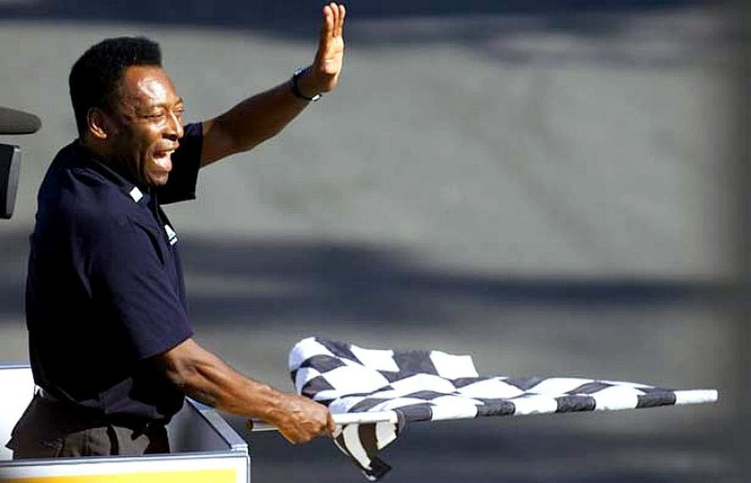 Pelé afirma que foi distraído pelo diretor de prova no momento em que Michael Schumacher cruzou a linha de chegada para vencer em Interlagos