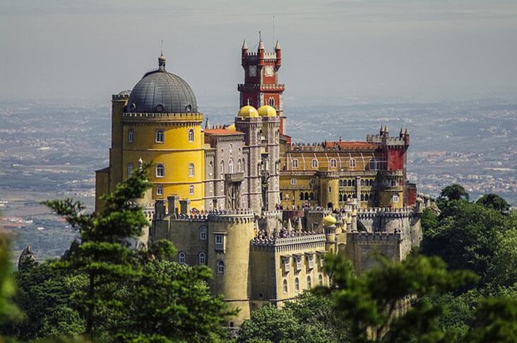 Palácio Nacional da Pena - Inaugurado em 1854, fica em Sintra. Representa o estilo arquitetônico do Romantismo do século XIX. É o primeiro palácio nesse estilo da Europa. Mas também tem elementos neogóticos e detalhes com inspiração indiana.