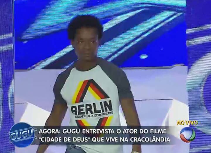24 horas depois de ser expulso da Cracolândia, Rubens veio
ao palco do Gugu para uma entrevista reveladora
+ Personagens que emocionaram no Domingo Show fazem surpresa para Geraldo Luís
+ Anão humorista? Marquinhos imita Geraldo Luís contando histórias de vida
+ Gugu está no Facebook! Curta
+ Siga o perfil da atração no Twitter