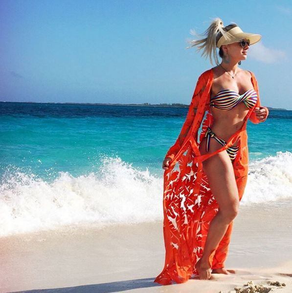 A musa do Legendários também desfilou pelas areias caribenhas usando saídas de praia encantadoras
+ Dez fatos provam que a vida do cachorrinho de Juju Salimeni é melhor que a sua
+ As Pragas do Legendários! Juju Salimeni e Hulk Magrelo jantam pizza de grilo: "Senti a perninha"
+ Assista às íntegras do Legendários no R7.com/Play!