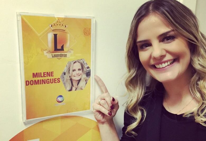 A loira, que foi recordista aos 17 anos por fazer mais de 55 mil embaixadinhas, se divertiu muito durante as gravações do Legendários e ainda postou uma foto de seu camarim no Instagram. O programa está imperdível e vai ao ar neste sábado (11), não perca!

+ Michel Teló é mais uma vítima do Vale A Pena Ver Direito

+ Cláudia Reis e Juliana Rios não seguram a ansiedade para o Pan-Americano: “Contagem regressiva”

+ Michel Teló dá pistas sobre novo DVD: "Vamos gravar numa casa de shows em São Paulo"
