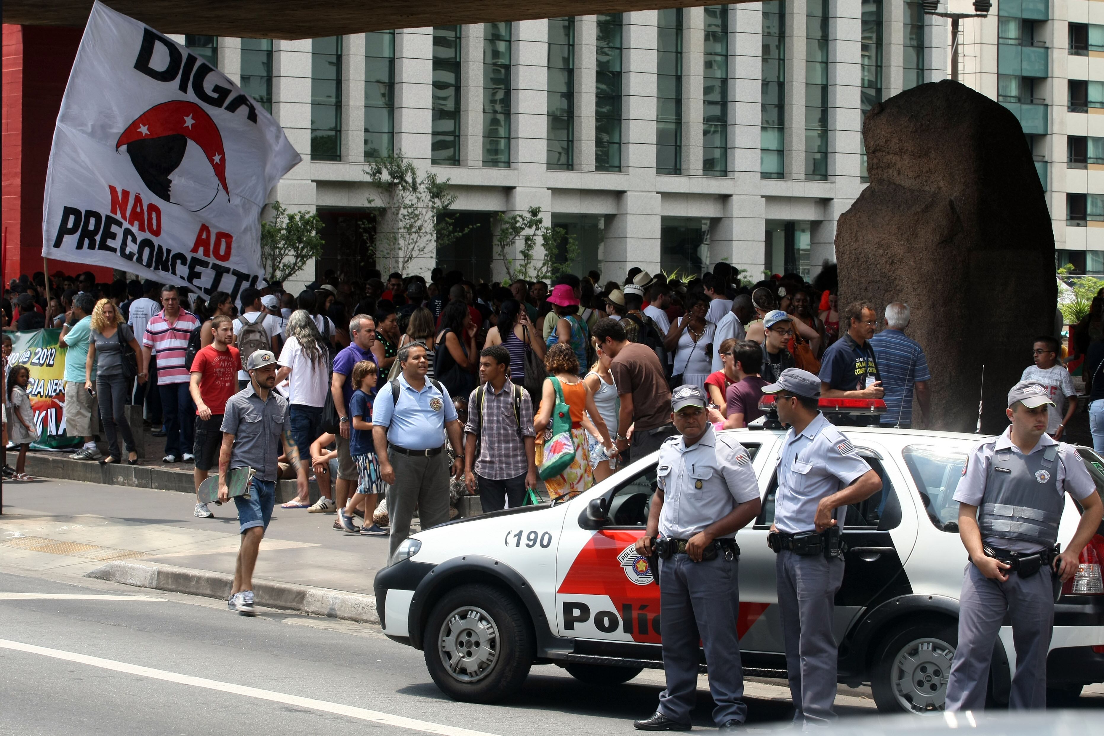Os grupos se reuniram no vão livre do Masp, na avenida Paulista, e caminharam por uma das faixas da via. Com faixas, bandeiras e cartazes, pediram o fim do preconceito