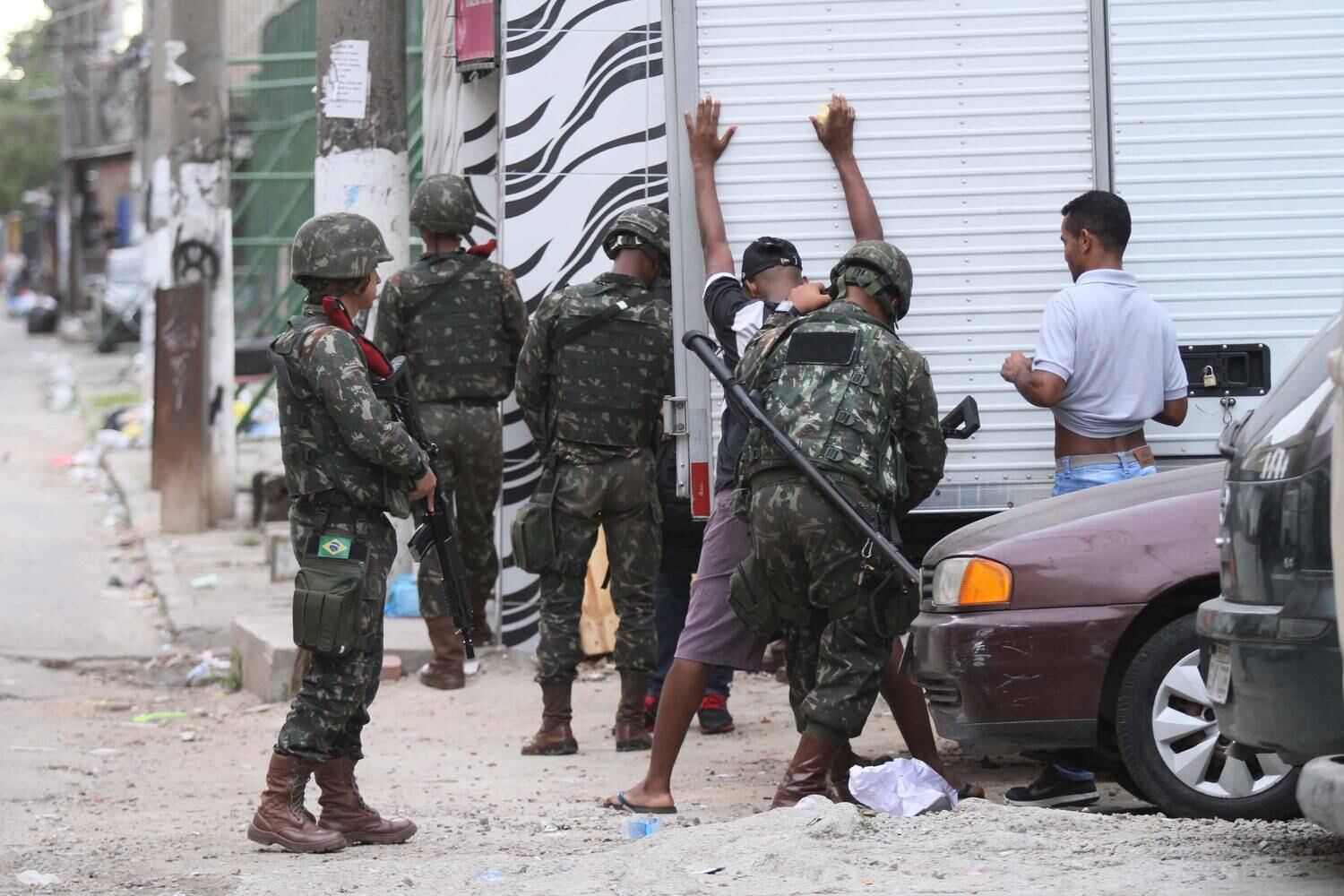 Segundo o último balanço, dez veículos roubados foram apreendidos e duas pessoas, uma portando drogas e outra com mandado de prisão em aberto, foram encaminhadas à delegacia de Bonsucesso (21°DP). 