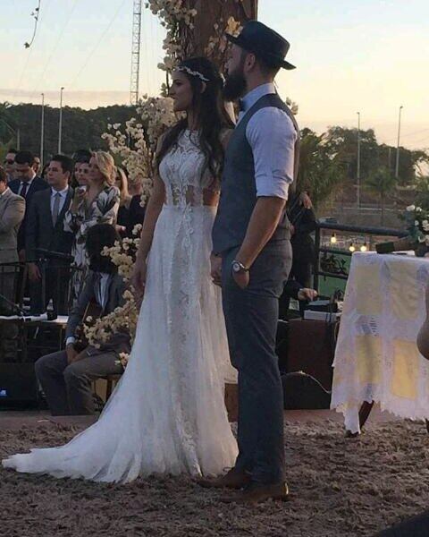 O casal uma cerimônia menos tradicional e escolheu um casamento ao ar livre