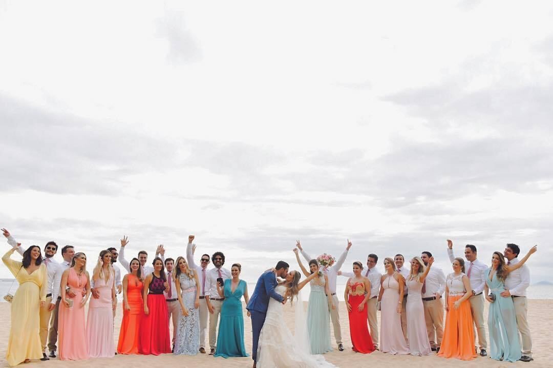 Bruno Gissoni e Yanna Lavigne, que está grávida, seguem dizendo que estão separados, mas tudo indica que a amizade continua. O ator compartilhou, na manhã deste domingo (9), uma foto ao lado de Yanna no casamento dos amigos Reinaldinho Moreira e Larissa Berlato, em São Sebastião, no litoral de São Paulo. Na foto, Yanna aparece de vestido amarelo, ao lado de Bruno, entre os padrinhos. Na legenda, Bruno desejou felicidades aos noivos: "Todo o amor do mundo"

