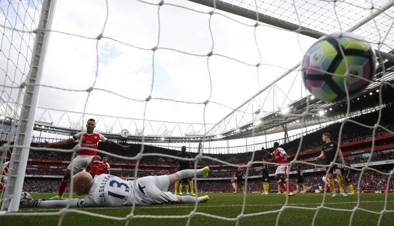 Com 58 pontos, o time comandado por Joseph Guardiola perdeu o terceiro lugar da tabela para o Liverpool, que venceu o Everton por 3 a 1, no sábado, em casa. A disputa pelo posto não é por acaso. Somente os três primeiros colocados do Inglês se classificaram diretamente para a fase de grupos da Liga dos Campeões - o quarto precisa disputar uma fase anterior