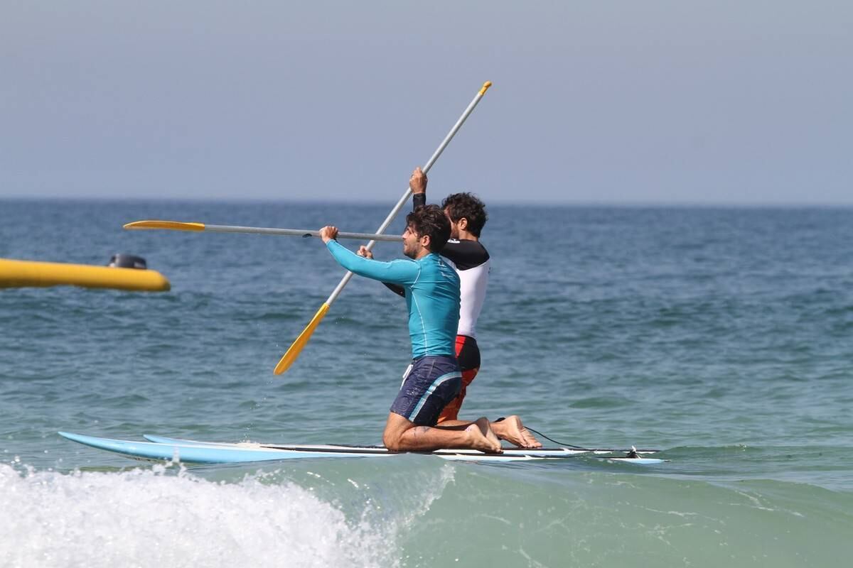 Bruno Gagliasso e Ricardo Pereira praticam stand up paddle na praia da Barra da Tijuca, no Rio