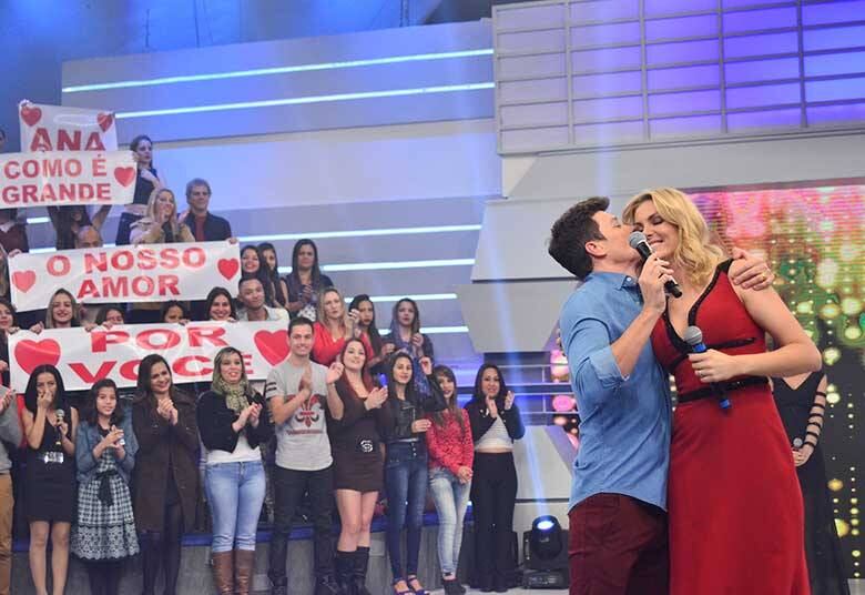Depois, Rodrigo Faro abraça a amiga em nome de todos os fãs e anuncia um vídeo