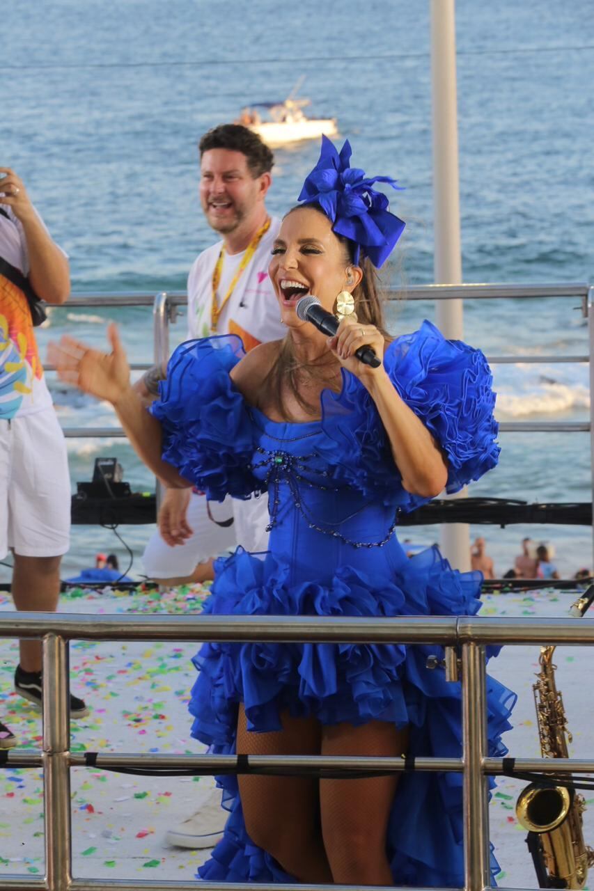 Ivete escolheu um vestido azul com babados, bem parecido com os de bailarinas de cancã