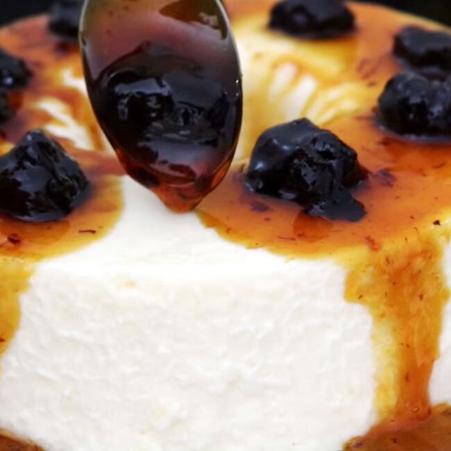 Manjar de Coco com Calda de Ameixa