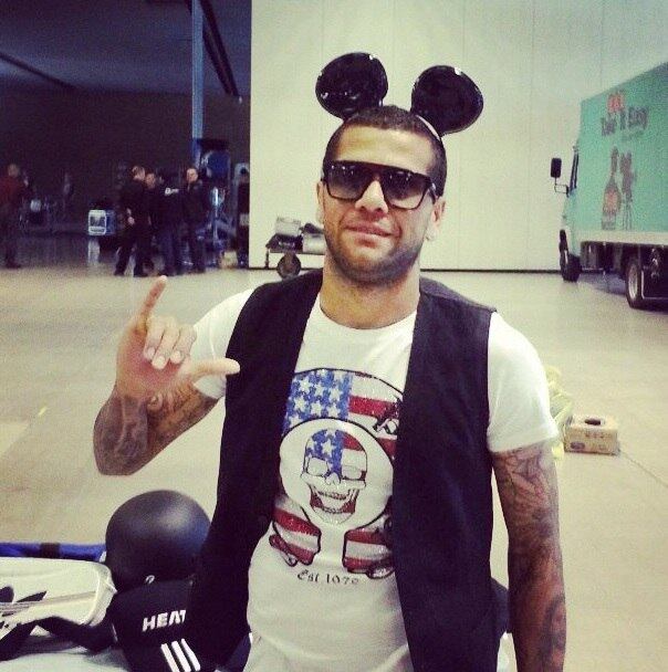 De orelhinha e colete, Daniel Alves fez pose para os fãs e postou foto em uma rede social
