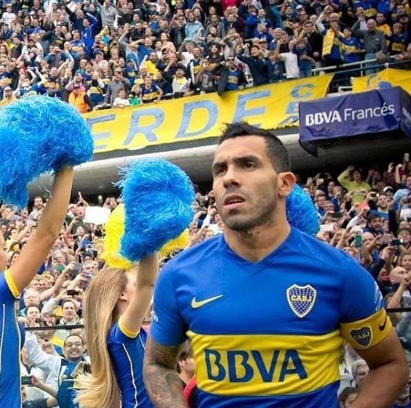 Mas, sem Carlitos Tévez. O atacante insultou o árbitro na
vitória sobre o Belgrano e pegou dois jogos de gancho. De volta ao futebol
argentino desde 2015, o artilheiro ex-Corinthians já acumula 44 partidas pelo
Boca, tendo marcado 19 gols