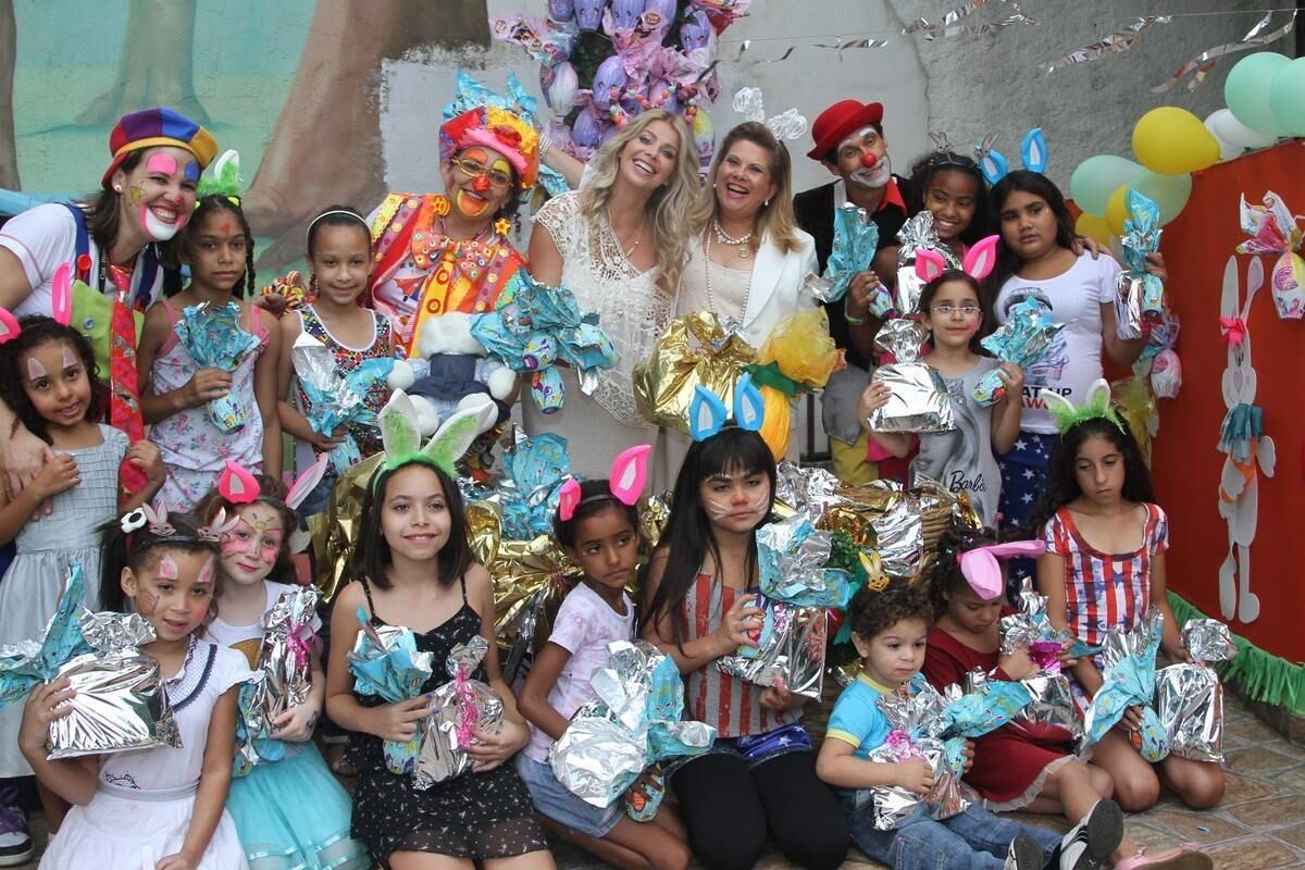 Karina Bacchi organiza superfesta com distribuição de ovos
