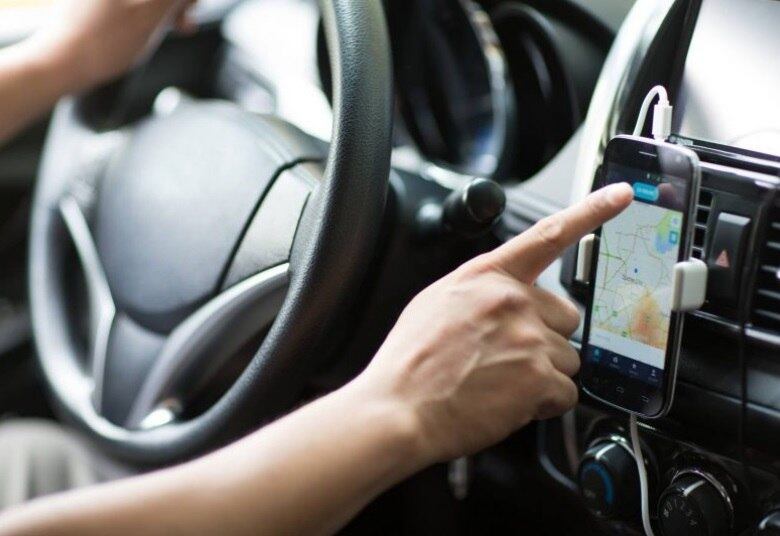 jornal da record, celular em trânsito, celular no carro