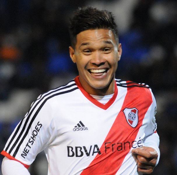 Em ascensão após voltar da Série B do Campeonato Argentino, o River Plate briga pela liderança do torneio neste início de temporada. Na Sul-Americana, o River joga fora de casa contra O Godoy Cruz. Teófilo Gutierrez (foto) é um dos principais nomes do clube