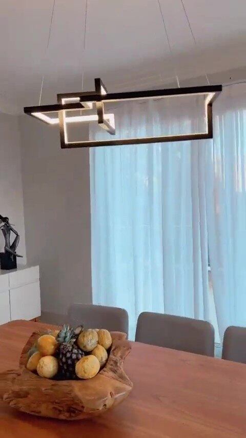 Na sala de jantar, o destaque fica para outro lustre, que também possui um formato diferentão. "Acho chique", comentou Deolane sobre o item 