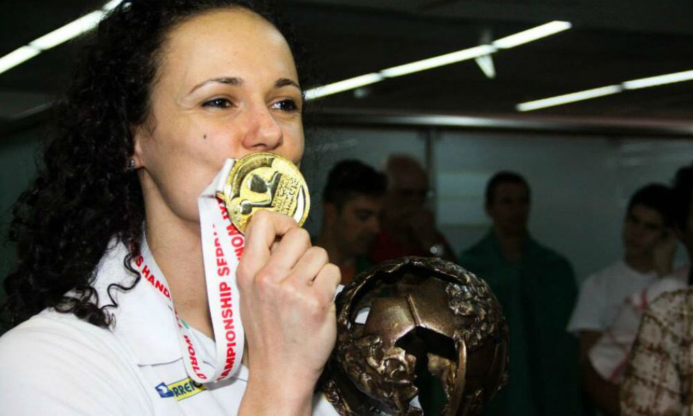 Beijar a medalha é uma atitude comum entre os atletas que conseguiram uma grande conquista, mas, no caso da jogadora de handebol Dani Piedade, o ato foi ainda mais especial. Uma das peças mais importantes da seleção brasileira campeã mundial em dezembro 2013, a atleta por pouco não teve a carreira interrompida devido a um AVC sofrido em setembro de 2012 enquanto se preparava para uma partida de seu então time, o Krim Ljubljana, da Eslovênia

Por Carolina Canossa, do R7