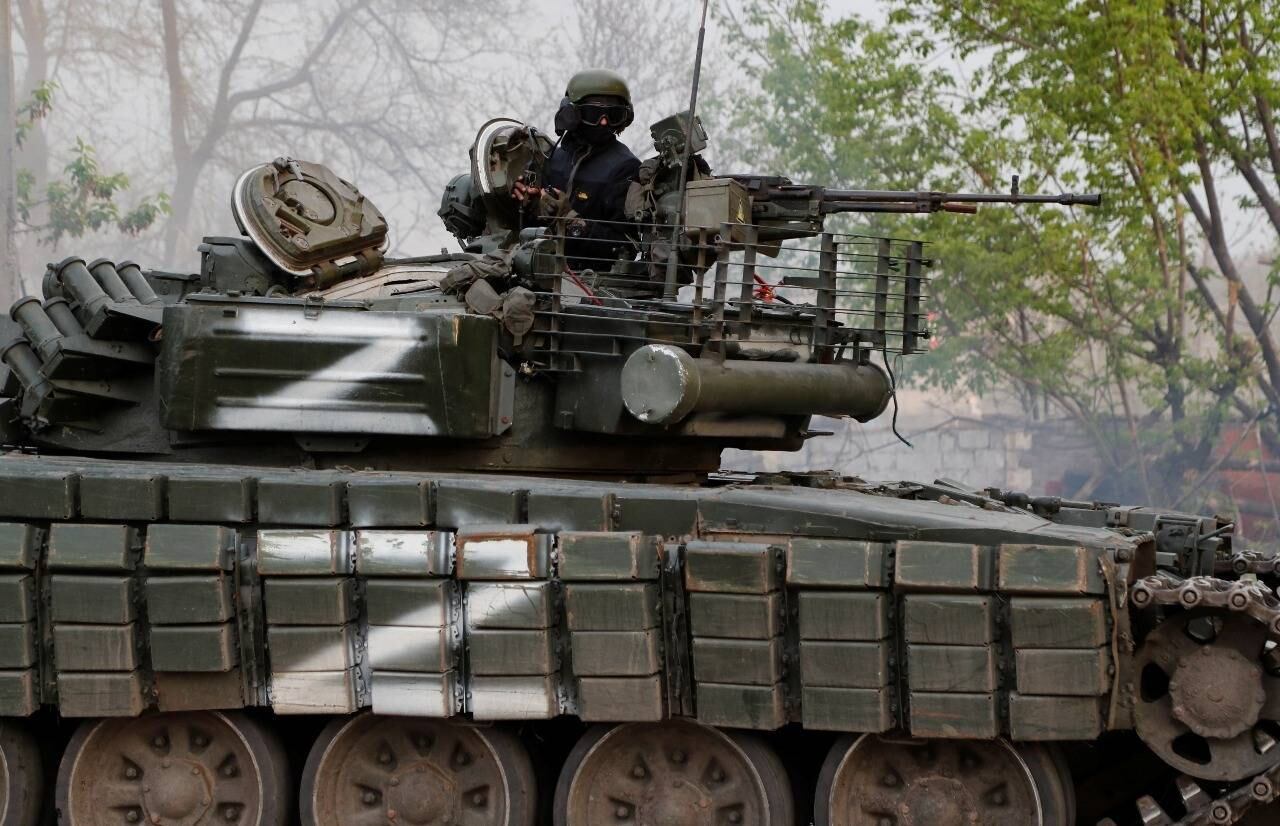 Membro das tropas pró-Rússia é visto em um tanque de guerra