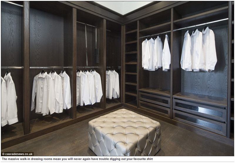 O closet da mansão garante que o comprador nunca mais vai
ter problemas para encontrar sua roupa preferida