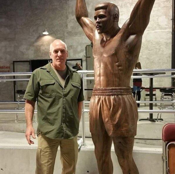Além de Mayweather e McGregor, o artista James O’Neal esculpiu
o ex-boxeador Muhammad Ali em sua clássica pose de vitória