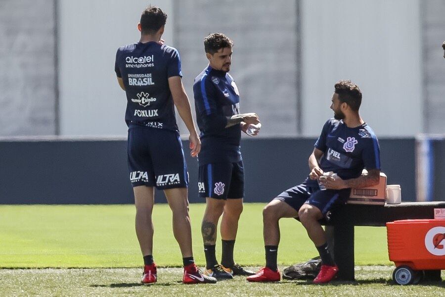Lesionado, Fagner pode ficar fora de clássico contra Palmeiras
