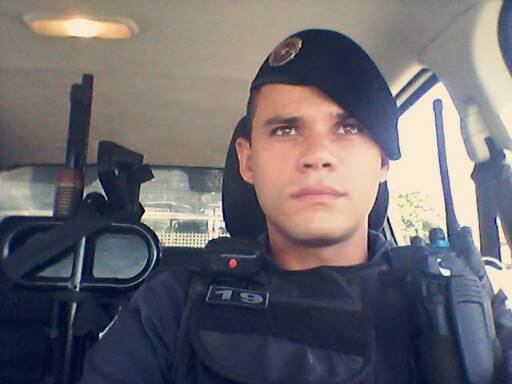 Mais pessoas estariam envolvidas na morte do policial militar
Ítalo Bruno Pereira Rocha, de 25 anos, que levou tiros e pedradas no último
domingo (30) no Espírito Santo. Em entrevista ao ES no Ar da TV Record em Vitória, o secretário
de Segurança Pública, André Garcia, afirmou que mais suspeitos já foram
identificados e podem ser presos nos próximos dias. 


— Nossos investigadores que trabalham no caso
são muito experientes e têm feito um trabalho muito bom. Já temos mais gente
identificada que vamos prender nos próximos dias