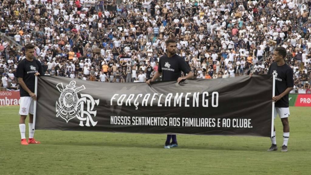 Antes do jogo entre Novorizontino e Corinthians, houve uma faixa que os jogadores carregavam com a mensagem de 'Força, Flamengo. Nossos sentimentos aos familiares e ao clube'