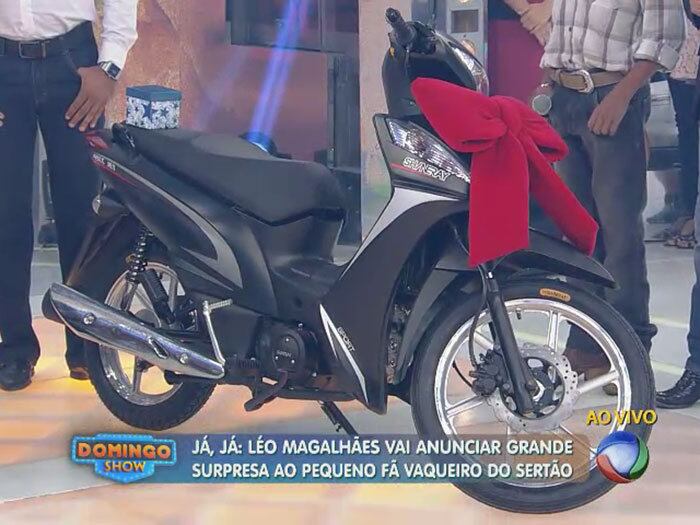 Reinaldo Victor, representante da Shineray, trouxe um presentão para ele: uma moto novinha e um capacete! Enquanto ele não completa a maior idade, a ajuda servirá para ajudar os pais 


+ Aproveite e confira as matérias do programa Domingo Show

+ Já curtiu a página do Domingo Show no Facebook? É só clicar!

+ Siga o Domingo Show no Twitter e receba todas as notícias do programa



