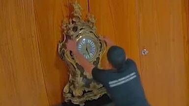 Homem quebrou relógio histórico