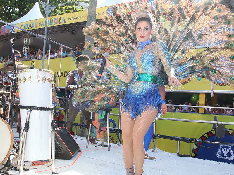 Depois de desfilarem dois dias na Barra-Ondina, os timbaleiros animaram os foliões na avenida