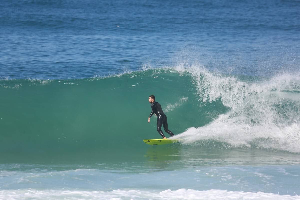 Cauã Reymond surfou no Recreio dos Bandeirantes nesta segunda-feira (21)