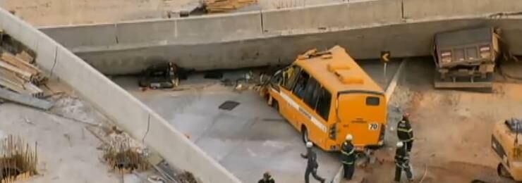 Viaduto atingiu dois caminhões, que estavam vazios, um Uno e um micro-ônibus