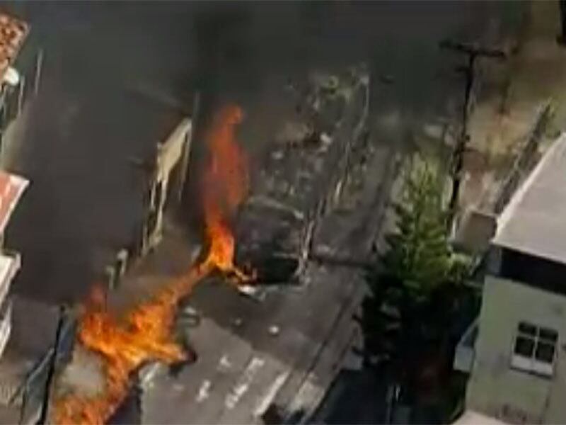 Manifestantes ateiam fogo em ônibus durante processo