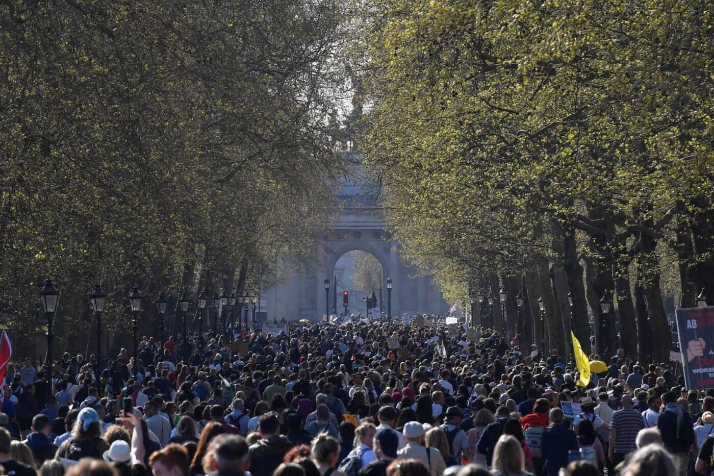 Milhares de manifestantes anti-lockdown marcharam pelo centro de Londres neste sábado (24), apesar de restrições a grandes aglomerações durante a pandemia de covid-19
