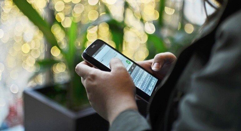 Celular com internet é uma janela para o mundo na palma da mão