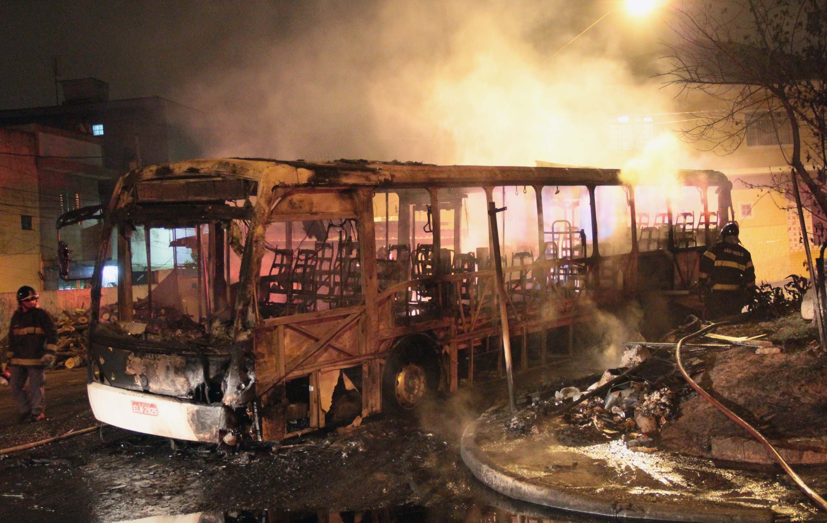 Duas pessoas morreram carbonizadas em um ônibus incendiado na zona norte de São Paulo. As vítimas seriam passageiros que não conseguiram sair do coletivo. Leia mais