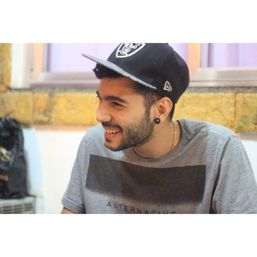 No alto da comunidade dominada pela facção criminosa que matou Matheus, a Polícia Militar encontrou ao menos cinco carros de luxo "depenados". Segundo a polícia, é comum o roubo de carros na região para revenda de peças ou para serem usados pelos criminosos dentro da comunidade