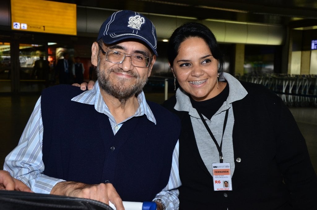 Fãs do Chaves recepcionam Edgar Vivar, o Senhor Barriga, em chegada a São Paulo