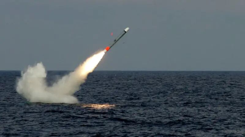 Tomahawk é um míssil de cruzeiro de longo alcance fabricado pela Raytheon