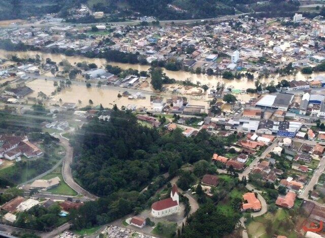 O Porto de Itajaí (SC), o segundo mais importante do Brasil, chegou a
ficar fechado por alguns dias no mês de outubro. Os temporais que afetaram o Estado elevaram o
nível do rio Itajaí-Açú e as fortes correntezas se tornaram um risco para os
navios